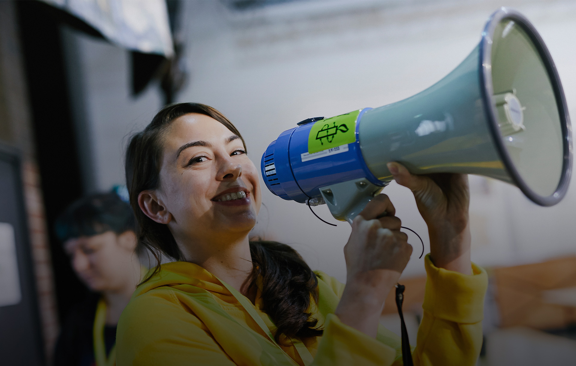Dialogerjob bei Corris: Eine junge Frau von Amnesty demonstriert auf einer Demo